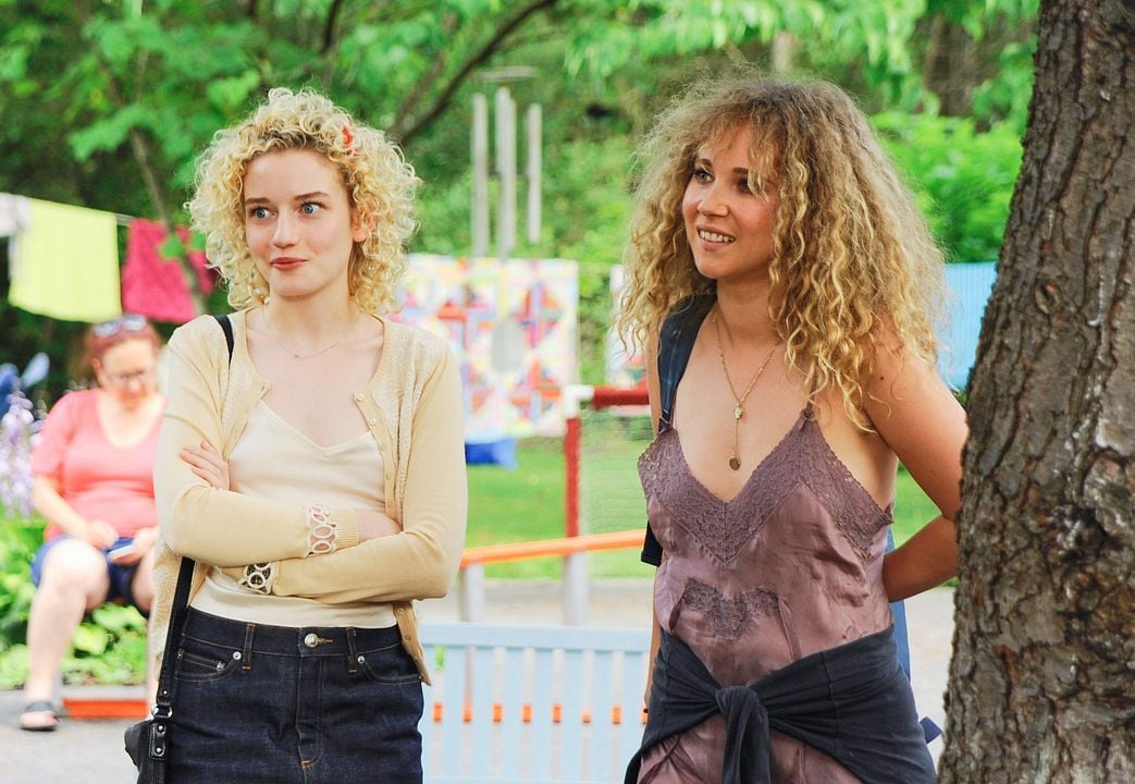 Mae au bord de l'eau : Photo Juno Temple, Julia Garner