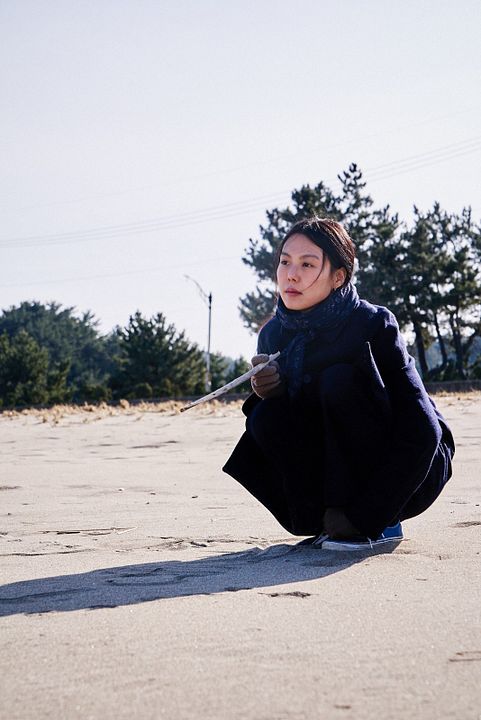 Seule sur la plage la nuit : Photo Kim Min-Hee