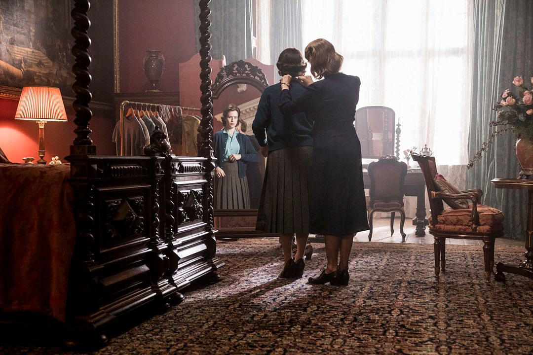 The Crown : Affiche Claire Foy