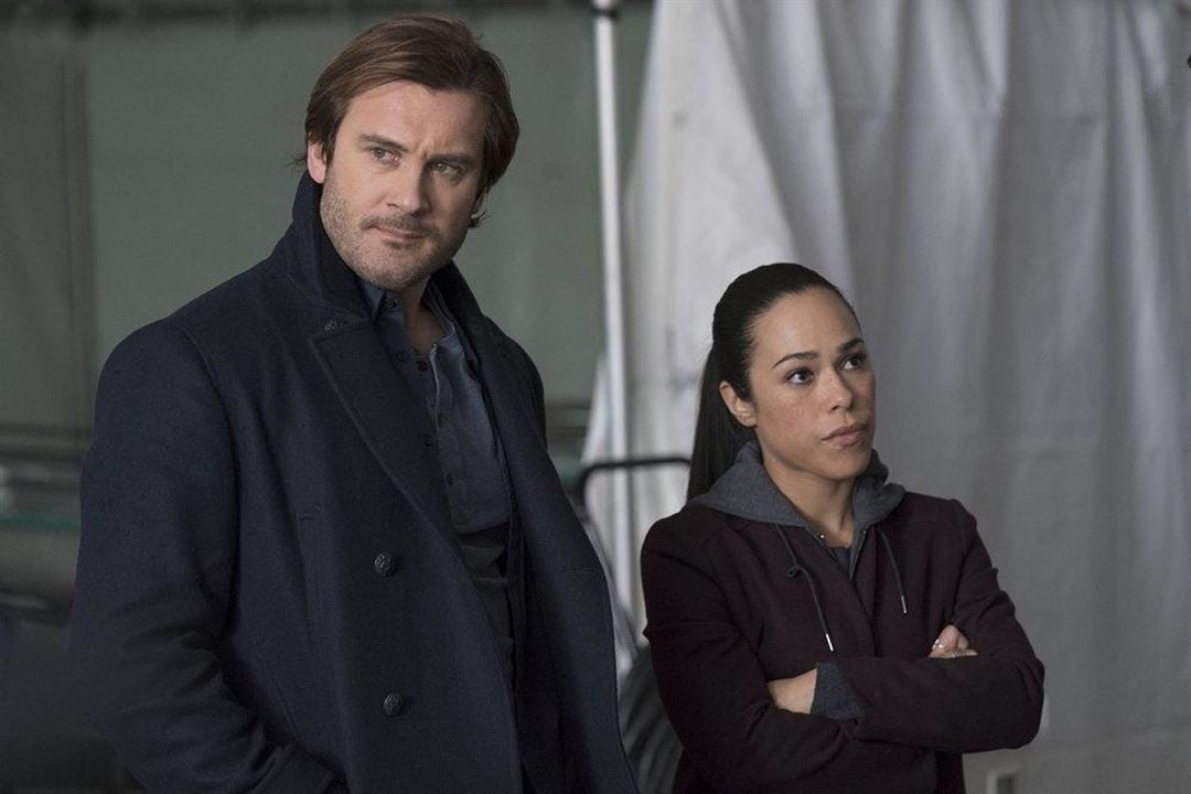 Taken (2017) : Photo Jessica Camacho, Clive Standen