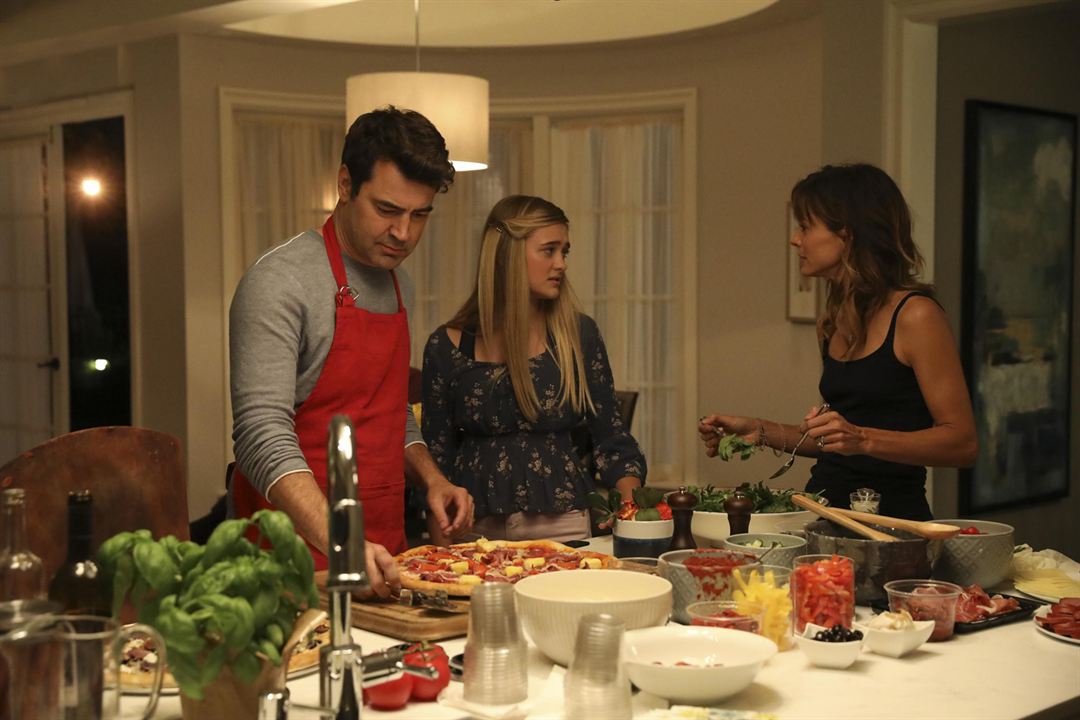 A Million Little Things : Photo Stephanie Szostak, Ron Livingston, Lizzy Greene