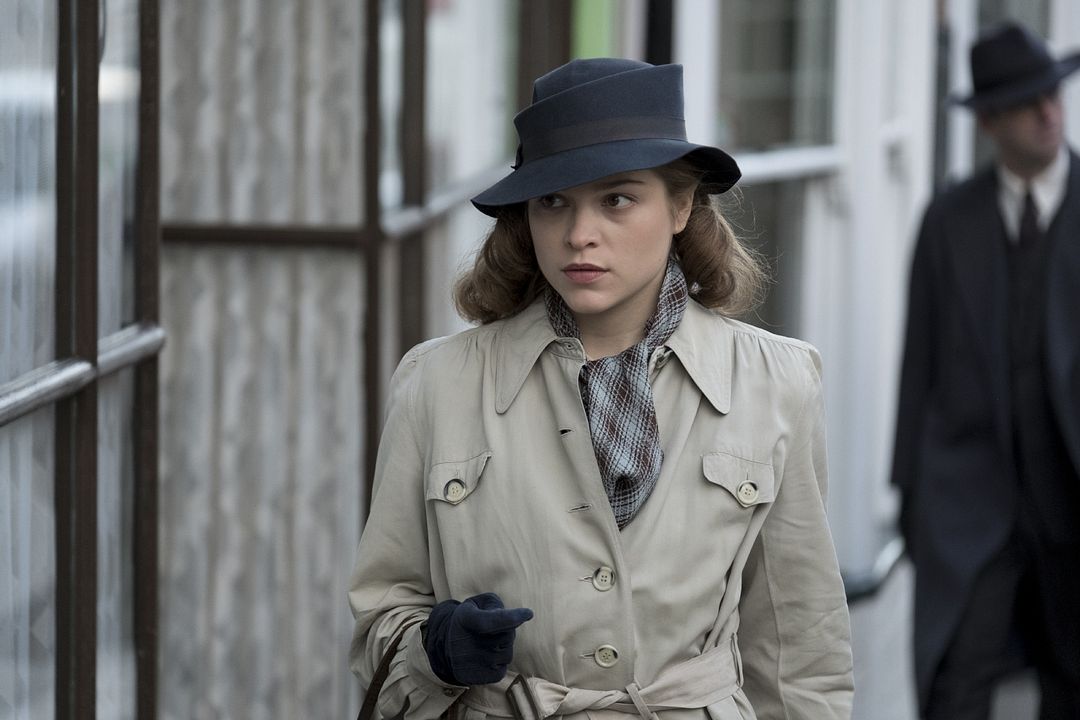 Red Joan : Photo Tom Hughes, Sophie Cookson