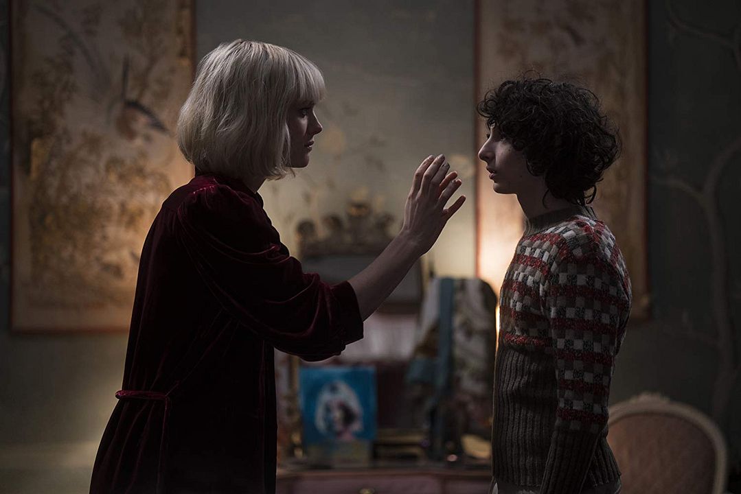 The Turning : Photo Mackenzie Davis, Finn Wolfhard