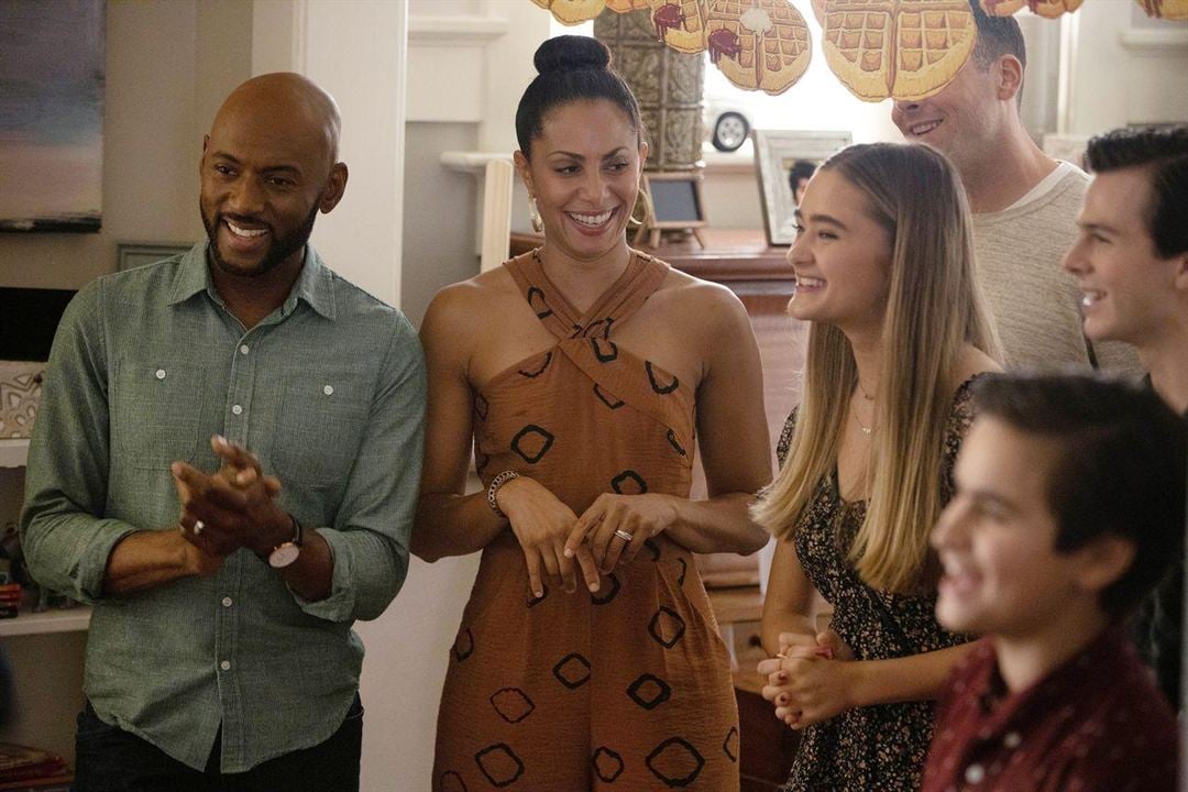 A Million Little Things : Photo Christina Moses, Romany Malco, Lizzy Greene