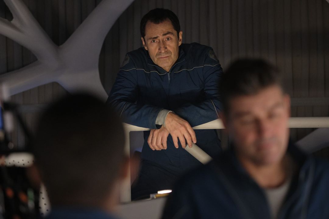 Minuit dans l'univers : Photo Kyle Chandler, Demian Bichir