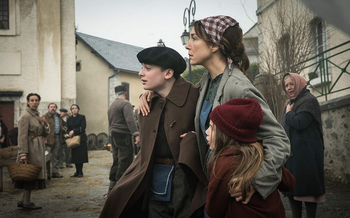 Anya : Photo Elsa Zylberstein, Noah Schnapp