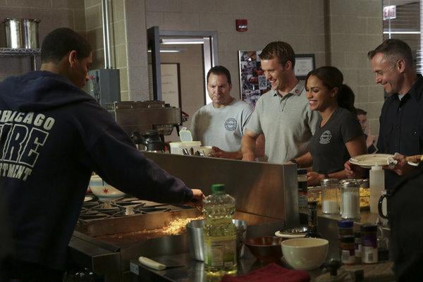 Chicago Fire : Photo Monica Raymund, David Eigenberg, Charlie Barnett, Jesse Spencer