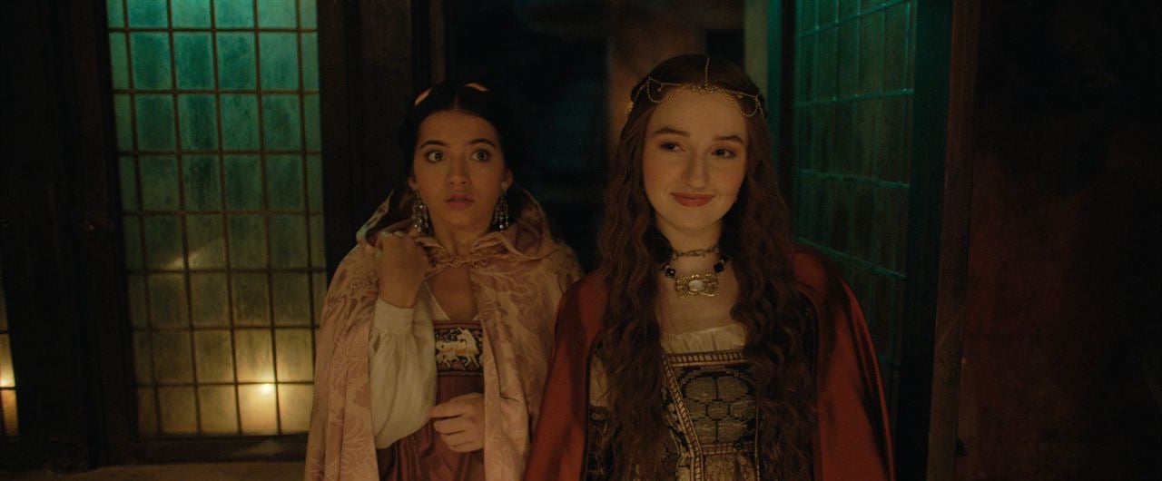 Rosaline : Photo Kaitlyn Dever, Isabela Merced