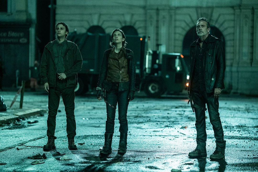 The walking dead dead city photo jeffrey dean morgan lauren cohan