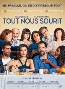 Affiche du film Tout nous sourit