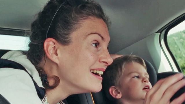 Elle entend pas la moto Trailer