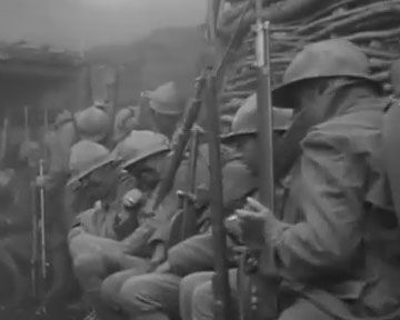 "Champ de bataille" - Le Colonel Dax (Kirk Douglas) lance le début de l'assaut contre les troupes allemandes. 