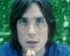 "Adieux" - Pendant que Kaneda (Hiroyuki Sanada) prend un bain de soleil, Capa (Cillian Murphy) envoie un dernier message à ses proches.