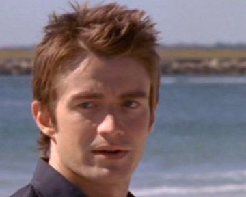 Extrait de la saison 7, épisode 10 - "La fin d'une amitié"
La relation entre Nathan et Clay ne s'améliore pas, ce qui a des répercussions sur Haley et Quinn. Brooke avoue à Julian ses craintes à propos de sa relation naissante avec Alex. Pendant ce temps, Skills poursuit une nouvelle carrière à L.A. et les problèmes de drogues de Millicent empirent.