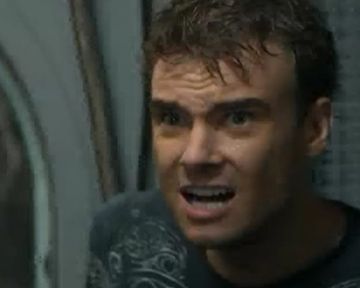 Extrait de la saison 1, épisode 9 - "Le choix de Will".
Will et Helen vont dans l'océan à l'aide d'un sous marin. Là-bas, toutes les sirènes se sont entretuées. Aucune n'a survécu.