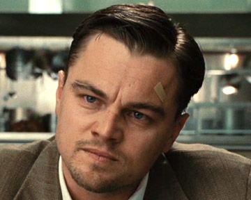 "Cette infirmière" - Teddy Daniels (Leonardo DiCaprio) malmène un malade...