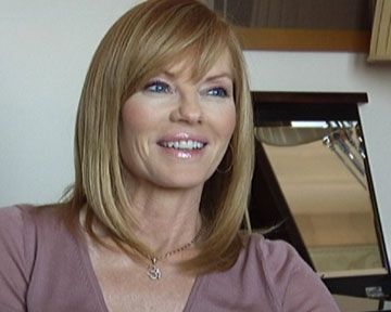 A l'occasion des 10 ans du show, Marg Helgenberger, Catherine Willows dans "Les Experts", évoque la nouvelle saison, le départ de Grissom, sa relation avec Vartan, les techniciens du labo, ses envies d'ailleurs...