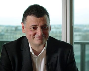 Co-créateur de "Sherlock" et showrunner de "Doctor Who", Steven Moffat nous éclaire sur le métier de scénariste, sur sa collaboration avec Mark Gatiss, sur le casting de ses comédiens (Benedict Cumberbatch, Martin Freeman et Matt Smith)...