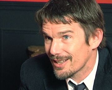 Ethan Hawke se prête au jeu du blind-test AlloCiné à l'occasion de la sortie de "La Femme du Vème". Le comédien revient sur de nombreuses expériences de tournage, notamment sa collaboration avec Richard Linklater et Julie Delpy (Before Sunrise, Before Sunset) ou encore Le Cercle des poètes disparus.