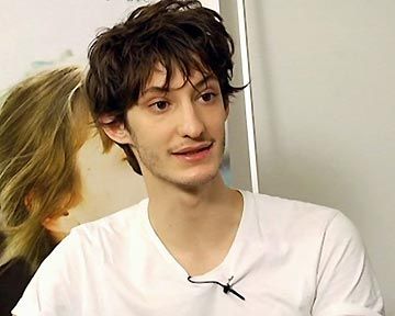 "J'aime regarder les filles" vu par Pierre Niney et le réalisateur Frédéric Louf. 