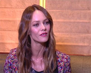 Dans "Cornouaille", le personnage interprété par Vanessa Paradis revient sur les terres de son enfance, se perdant dans ses souvenirs embrumés pour mieux peut-être se retrouver... A l'occasion de la sortie de ce film réalisé par Anne Le Ny, nous nous sommes baladés avec la comédienne sur le chemin de sa carrière, jalonnée de musique et de films, traversée par des rencontres et des influences. C'est à cette douce flânerie, en intégralité et sans fard, que nous vous invitons à participer...