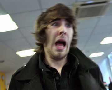 Alors que Françoise ne parvient plus à dissimuler sa grossesse à la direction, Hugo est atteint d'hallucinations : son quotidien se transforme en cauchemar...