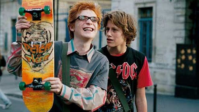 "Donne-moi ton numéro" - Sid (Jean-Baptiste Maunier) tente une approche avec la belle Angie (Jennifer Decker)...