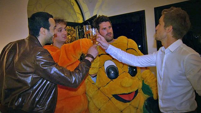 Découvrez dès à présent un extrait de Babysitting où le Palmashow arrive à la fête improvisée et incontrôlable qui est au cœur du film.