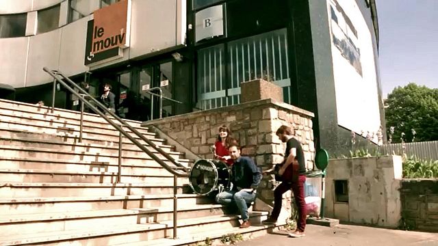 A l'occasion de la venue de Michel Gondry dans son émission "Pop Corn", l'équipe de la radio Le Mouv' a parodié les clips les plus célèbres du cinéaste français.