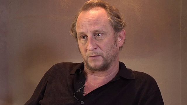 Non, Benoit Poelvoorde ne prend pas sa retraite ! Au micro d'AlloCiné, le comédien indique que ses récents propos, qui ont fait le tour de la toile, ont été mal interprétés et sortis de leur contexte. Ecoutez son explication, que nous vous proposons de découvrir en intégralité...