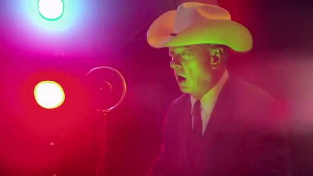 Junior Brown interprète la chanson de Better Call Saul, sur des paroles de Vince Gilligan et Peter Gould.