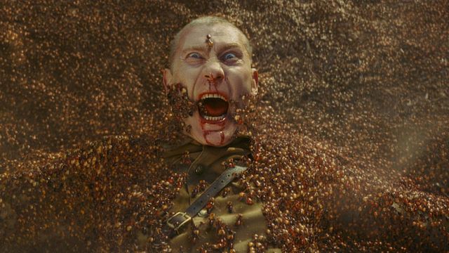 "Euh... Tu peux aller me chercher la bombe insecticide, s'il te plait ? J'y vais ! Euh... Prends une bombe tout court, en fait..."