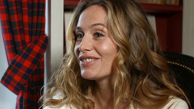 Cécile de France raconte comment elle a demandé à Cédric Klapisch de grossir le trait de son personnage dans la série "10%"...