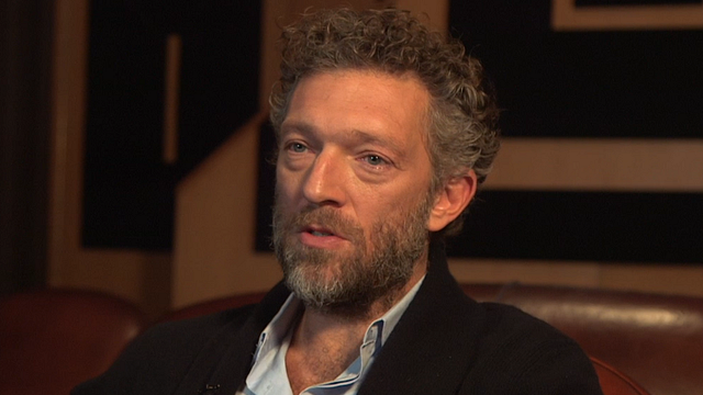 L'acteur Vincent Cassel évoque son travail avec les enfants sur un plateau de tournage à l'occasion de la sorti de "Partisan", où il donne notamment la réplique au jeune Jeremy Chabriel.