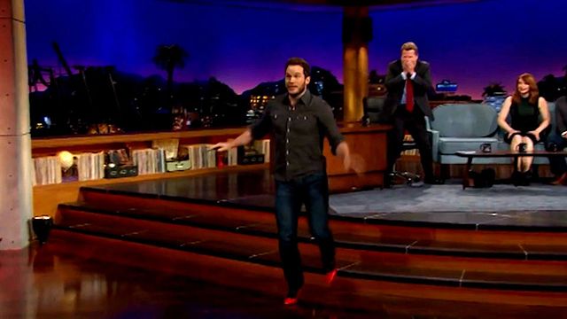 Pour faire comme sa partenaire à l'écran Bryce Dallas Howard dans Jurassic World, Chris Pratt a essayé de courir avec des talons hauts sur le plateau de James Corden.
