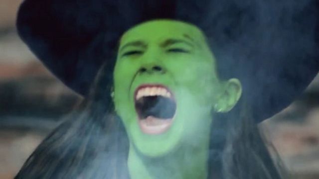 Un mash-up magique et surprenant, où la Sorcière de l'Ouest fait équipe avec Black Widow contre Ultron !