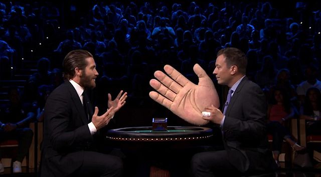 Sur le plateau du Tonight Show, Jake Gyllenhaal a accepté le défi du SlapJack, le BlackJack où le perdant prend une baffe.