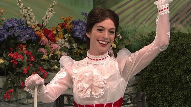 En 2013, sur le plateau du Saturday Night Live, Anne Hathaway avait incarné une Mary Poppins plus vraie que nature, chargée d'expliquer aux enfants la signification du fameux "supercalifragilisticexpialidocious".