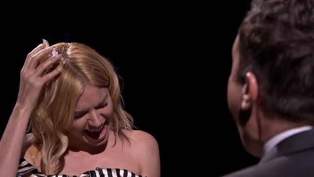 Jimmy Fallon la provoque en duel avec une douzaine d'oeufs en guise de balles. Attention : huit oeufs sont durs, mais quatre sont crus !