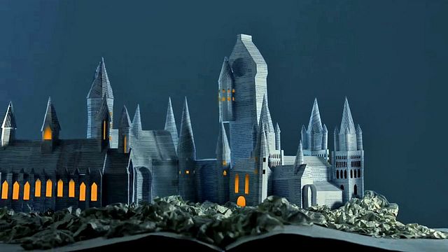 Un fan de la saga a reconstruit l'école des sorcier en stop-motion avec les pages de Harry Potter et le prisonnier d'Azkaban.