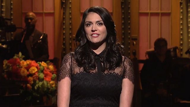 Samedi 14 novembre 2015, le Saturday Night Live a annulé son sketch d'introduction pour le remplacer par un hommage, prononcé en anglais et en français par Cecily Strong.