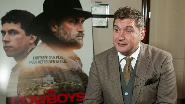 Malgré les attentats survenus le 13 novembre, le film Les Cowboys -dont le sujet trouve une certaine résonnance avec l'actualité- sortira à la date prévue, le 25 novembre prochain. "C’est la seule position de principe&nbsp;: il faut continuer à faire des films, il faut les présenter, il faut offrir du spectacle aux gens… C’est important que la vie continue", explique Thomas Bidegain, son réalisateur, à notre micro.