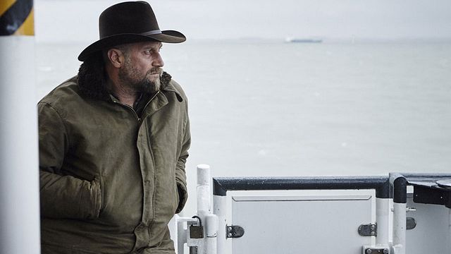 Thomas Bidegain, réalisateur et scénariste des Cowboys, avec François Damiens et Finnegan Oldfield, évoque sa passion pour le western, dont il a repris les codes pour ce film, donnant une ampleur singulière à son récit.