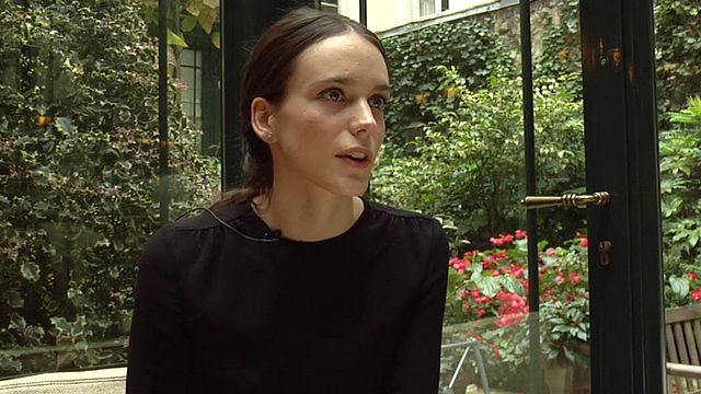 La comédienne Stacy Martin parle de l'adaptation du roman de J. G. Ballard par le cinéaste Ben Wheatley...