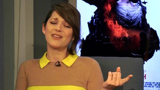 A la fin d'une interview, le journaliste demande à Marion Cotillard de pousser la chansonnette. L'actrice s'exécute avec le premier tube de Britney Spears !