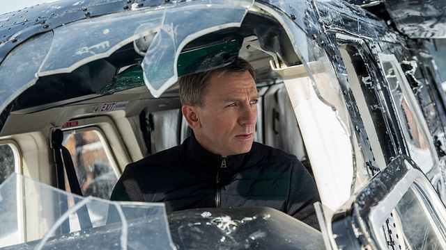La sortie de James Bond 25 repoussée, des photos de tournage de Wonder Woman, la durée de Batman V Superman dévoilée, les premières images du remake de Peter et Elliott le dragon...