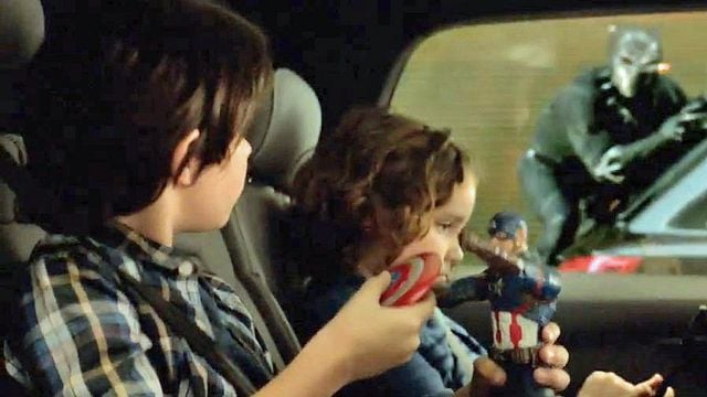 Dans une publicité pour le constructeur automobile Audi, une petite famille voit passer les superhéros de Captain America - Civil War depuis leur voiture !