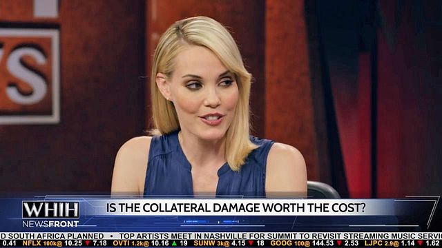 Dans une vidéo virale, la journaliste Christine Everhart de la chaîne fictive WHIH reçoit le correspondant politique Will Adams pour un débat sur les superhéros Marvel !