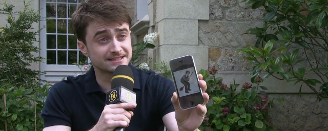 A l'occasion du quinzième anniversaire de la sortie du premier "Harry Potter" au cinéma, Daniel Radcliffe évoque la première photo promo prise avec ses lunettes de sorcier… et en découvre une autre sans effets spéciaux.