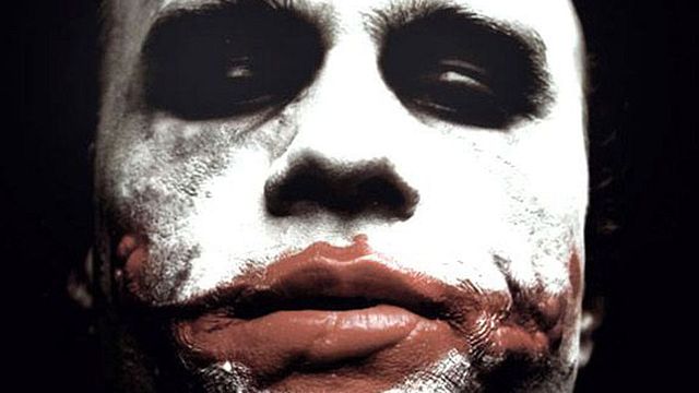 "Arrête de sourire comme ça ! Mais je peux pas..."